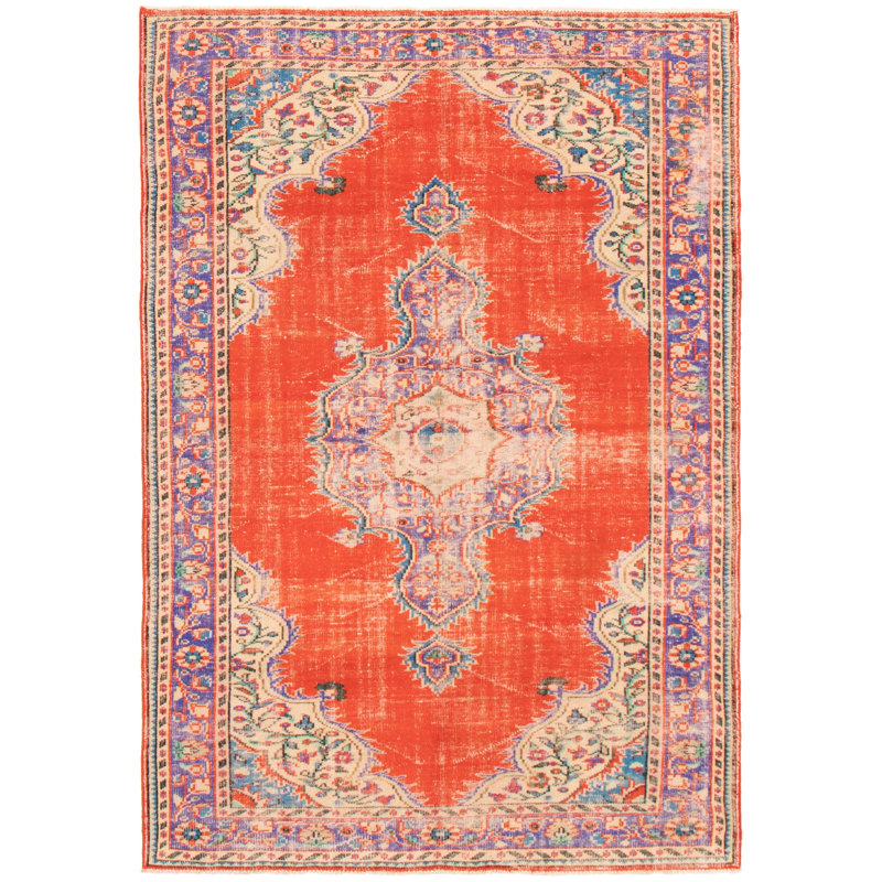 Tapis rouge Crocifissa 6 pi 2 po x 8 pi 11 po