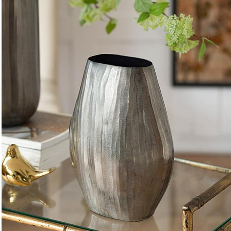 Vase en aluminium 9,5 x 5,5 x 12 po