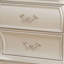 Table de chevet blanc perle avec plateau en granite et pieds Queen Anne