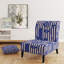 Fauteuil de chambre bleu à motif de fleurs tropicales tapissier