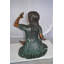Statue de fille avec un moineau en bronze - Taille: L 24 po x l 30 po x H 25 po.