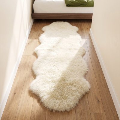 Tapis ivoire fait à la main en peau de mouton Izola