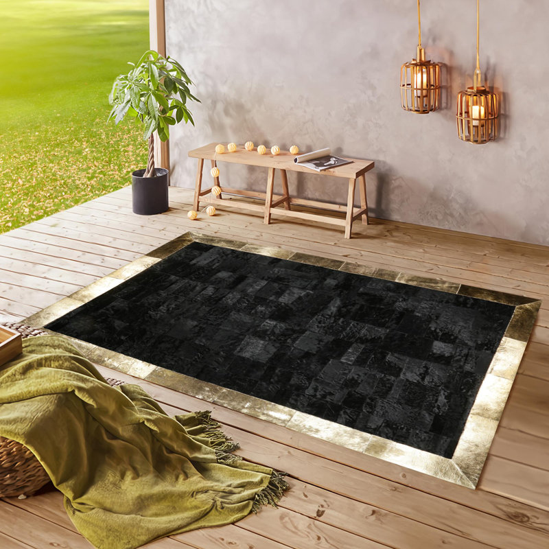 Tapis noir en peau de vache véritable avec bordure dorée, Rectangle 7 pi 10 po x 10 pi 4 po