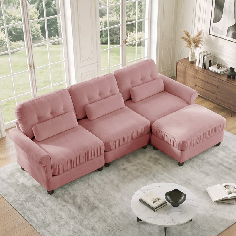 Canapé d'angle 3 places en chenille rose capitonnée avec pouf et accoudoirs arrondis