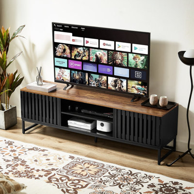 Meuble télé Mid-Century de 63 po, façade à rayures noires, structure, rangement spacieux avec 4 tablettes, utilisation dans le salon et la chambre à coucher, supporte un espace de rangement de 60 po, portes, accessoires,