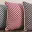 Coussin décoratif carré étoilé 21 x 21 cm, couleur baie, par Manual Woodworkers & Weavers-133681389