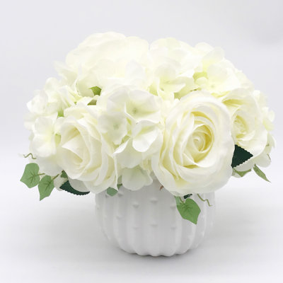 Agencements de fleurs mélangées artificielles en vase