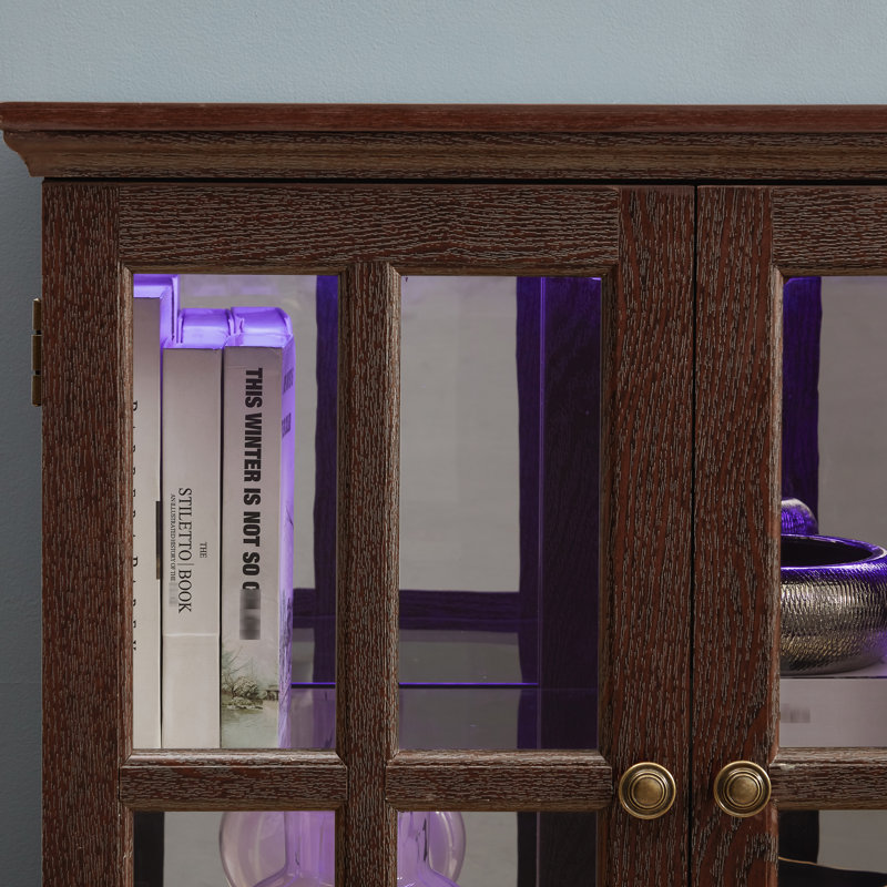 Magnifique armoire en verre cerise antique avec tablettes réglables et lampes de sol à DEL pour un cachet élégant