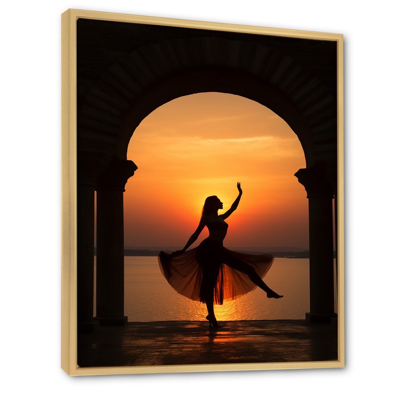 «Elegant Dancing Sunset Silhouette», reproduction sur toile, Cadre flottant brun, H 44 po x l 34 po x P 1,5 po