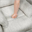 Fauteuil inclinable et pivotant moderne avec revêtement en microfibre beige, confort moelleux et coussins assortis pour le salon-1523374904