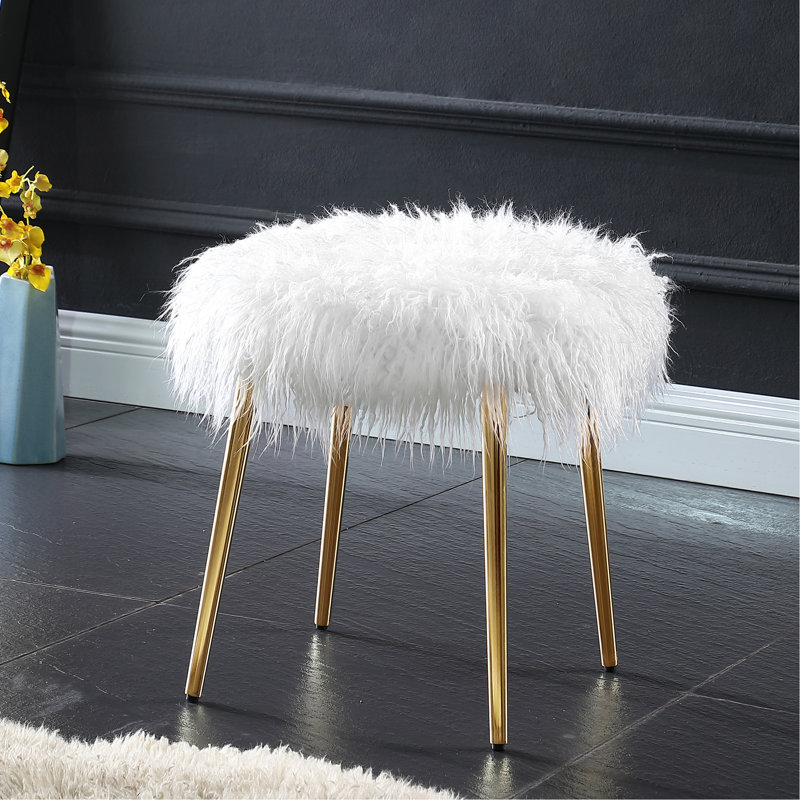 Magnifique fausse fourrure blanche avec détails en or rose sur les jambes, décolletés plongeants