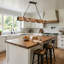 Luminaire suspendu linéaire à DEL 4 lumières avec îlot de cuisine en métal noir et bois Breiden pour salle à manger ou cuisine Breiden