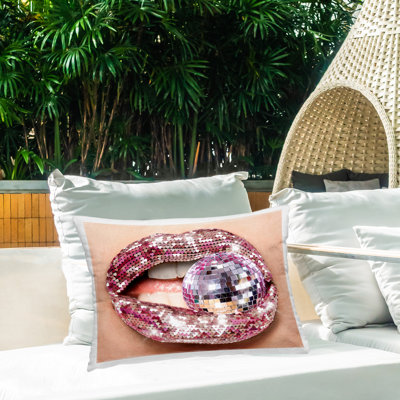 Coussin d'extérieur imprimé Sparkle Disco Lips par Ziwei Li