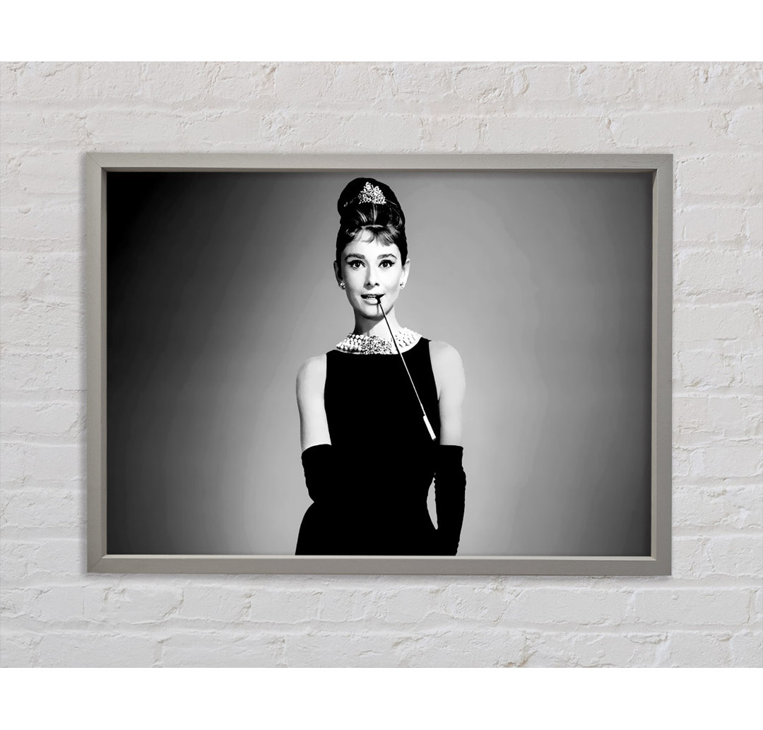 Audrey Hepburn Zigarette Frühstück bei Tiffanys - Einzelner Bilderrahmen Kunstdrucke auf Leinwand