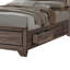 Grand lit de rangement taupe délavé, ajoutant du caractère au lit des chambres transitionnelles pour le décor de la chambre à coucher