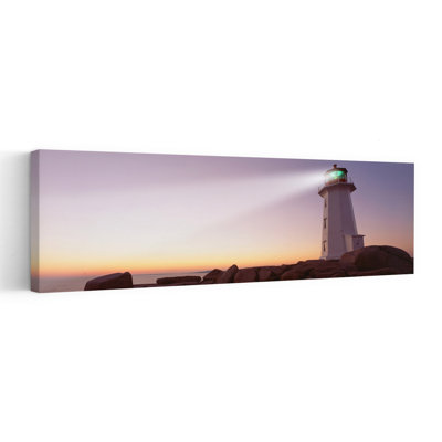 Vue en contre-plongée d'un phare au crépuscule, Peggy's Cove, Nouvelle-Écosse, Canada, art contemporain abstrait, art mural côtier