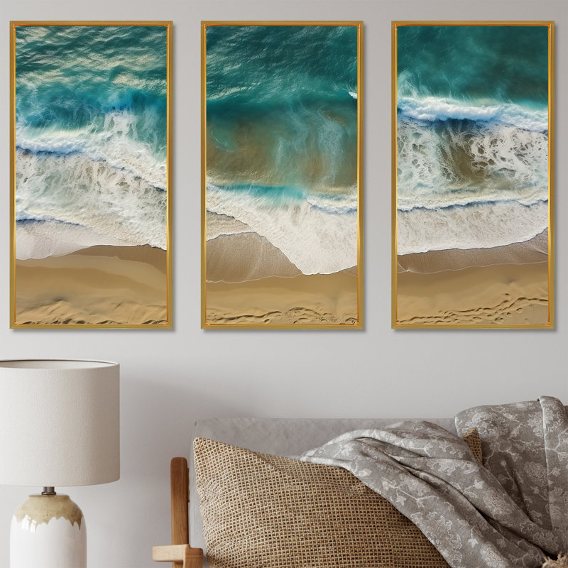 Vue aérienne de Tranquil Waves 2 - plage, art mural, H 28 po x l 36 po x P 1 po, Cadre flottant doré