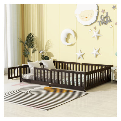 Grand lit au sol Montessori avec garde-corps de sécurité et porte de clôture, cadre de lit de transition pour tout-petit en bois d'hévéa espresso