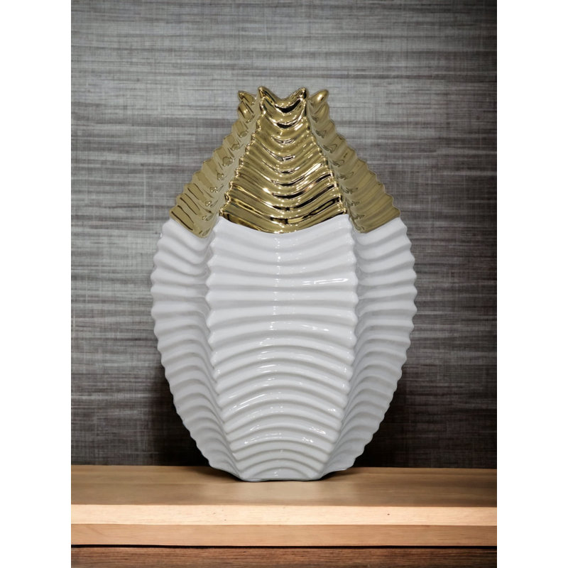 Vase blanc avec plateau doré