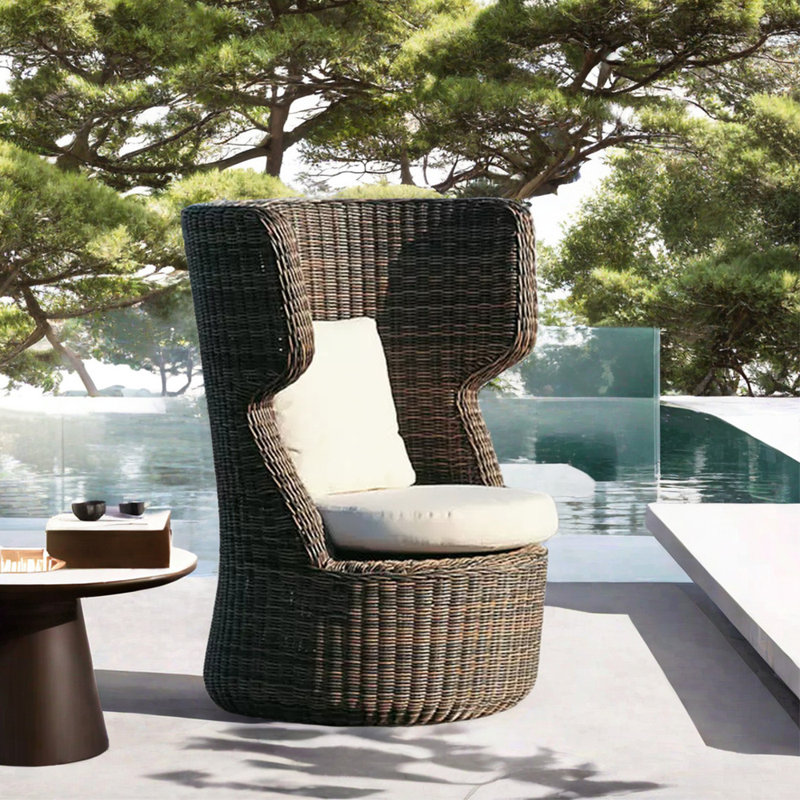 Chaise longue de patio en rotin Bryndle