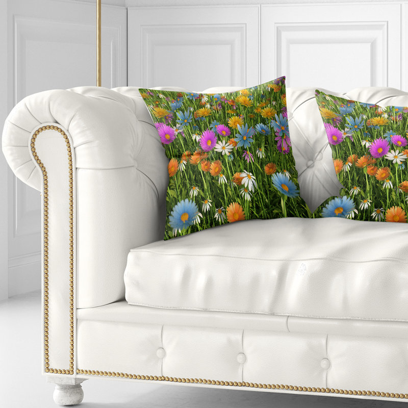 Fleurs différentes dans un champ - coussin à imprimé floral, 16 po x 1 po, Coussin décoratif