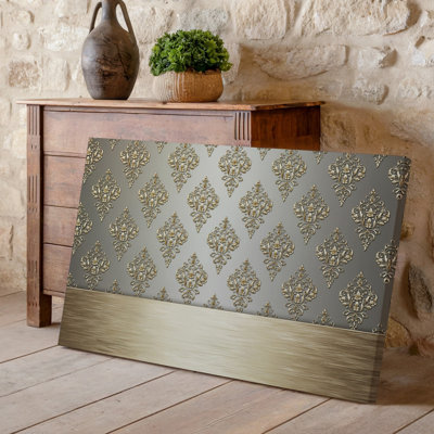 La toile crée un design de papier peint élégant avec un motif damassé complexe en or chatoyant contre un taupe doux