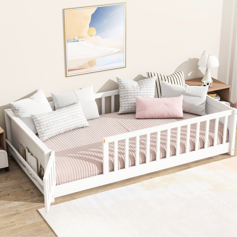 Lit simple sur plancher blanc, avec étagères intégrées, barrières de sécurité, sommier à 7 lattes en contreplaqué, montage facile, rangement, barrières de sécurité pour plus de sécurité, lit plateforme de 18 cm, manuel inclus.