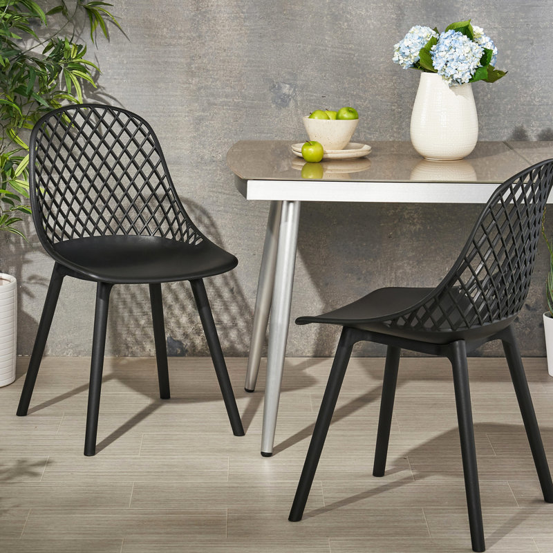 Chaise d'extérieur - Chaise Lily en polypropylène noir avec construction et look élégant, 32,6 po Hauteur de la structure de l'assise, 27,5 po de profondeur, 21,31 po de largeur
