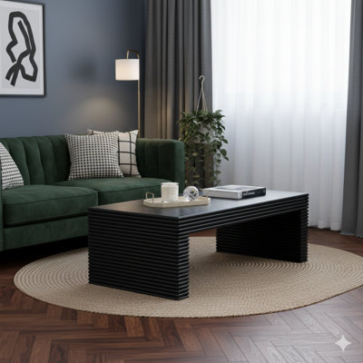 Table centrale 47,6 po contemporaine en noir avec un design nervuré. Une table rectangulaire à profil bas conçue comme pièce maîtresse du salon.