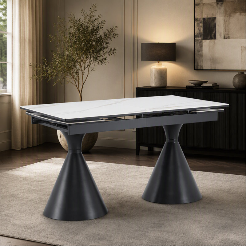 Table de salle à manger extensible à plateau en pierre: plateau de table en marbre blanc avec pieds fuselés en métal noir. Une table de salle à manger rectangulaire d'inspiration moderne et luxueuse pour un usage domestique, pouvant accueillir de 4 à 8 personnes.
