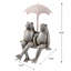 Statue de jardin assis avec quelques grenouilles et parasol