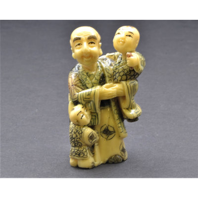 Figurine japonaise tenant un bébé Netsuke