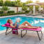 Chaise longue inclinable et pliable résistante aux intempéries avec dossier et repose-pieds réglables pour la terrasse au bord de la piscine