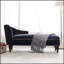 Luxueuse chaise longue en velours avec capitonnage à boutons et garniture cloutée, parfaite pour les sièges élégants et confortables
