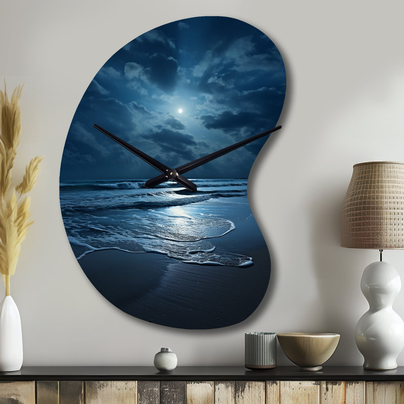 Beach Photo Serene Moonlight I - Horloge de plage en métal de forme unique, horloge murale asymétrique bleue, Grand