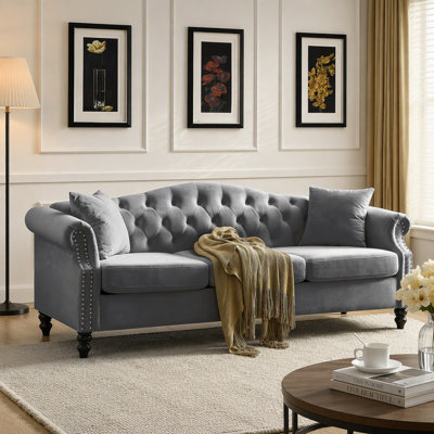 [Vidéo] Canapé Chesterfield de 79 po en velours gris pour le salon, canapé 3 places capitonné avec accoudoirs roulés et tête de clou pour le salon, la chambre à coucher, le bureau, l’appartement, deux coussins W834S00012