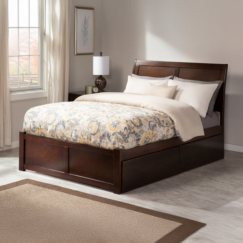 Lit plateforme en bois massif avec repose-pieds et tiroirs sous le lit Fitzsimmons, Double, Noyer