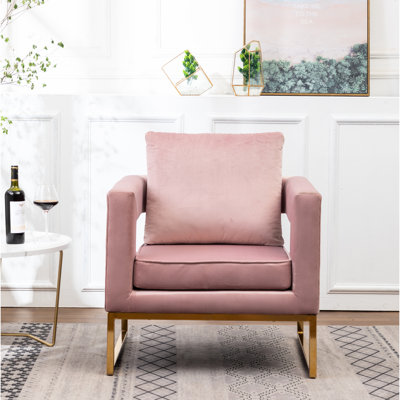 Chaise moderne rembourrée en velours rose avec des carrés découpés et un support stable rose, métal
