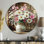 «Farm Daisies Bouquet Into A Milk Vase II» - Décoration murale ronde en métal marguerites