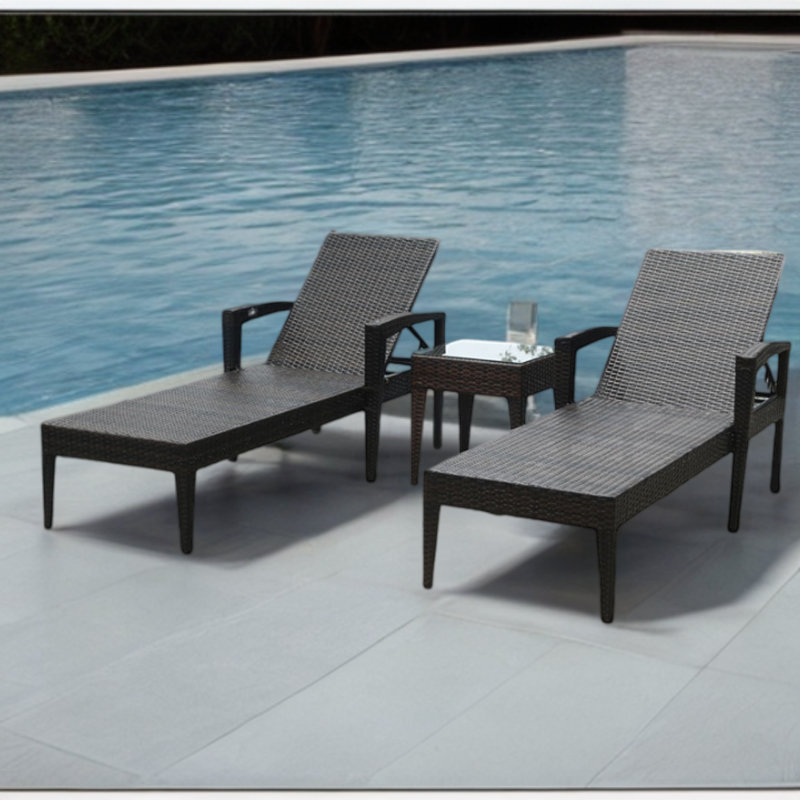 Chaises longues en rotin pour l'extérieur
