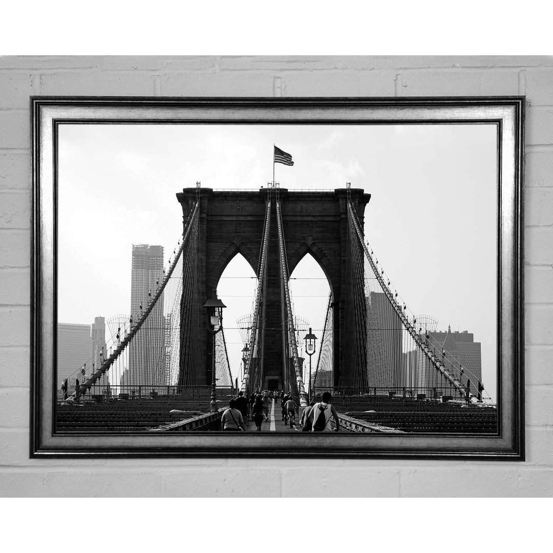 Mit dem Fahrrad in die Stadt durch die Brooklyn Bridge Gerahmter Druck