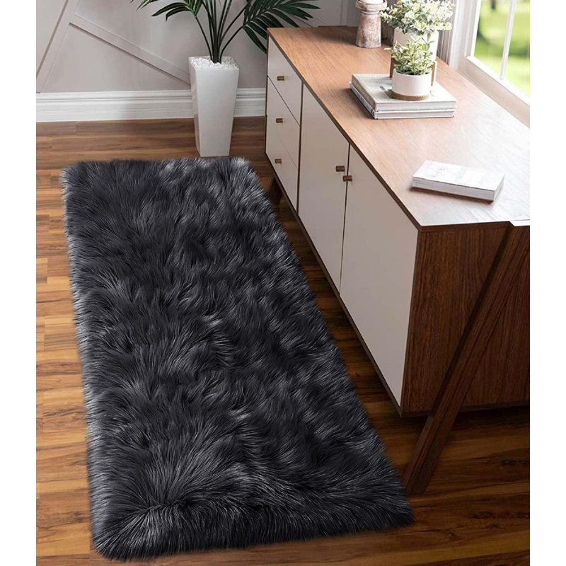 Tapis gris foncé à poil long Macie-Rae, Tapis de couloir 2 pi x 5 pi