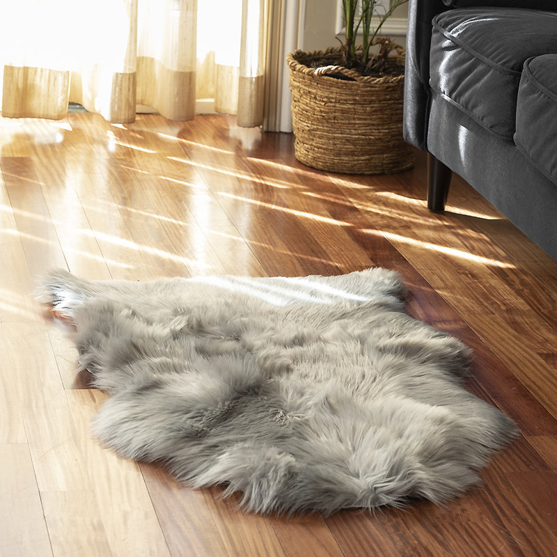 Tapis gris lavable simple en fausse fourrure - 2 pi x 3 pi