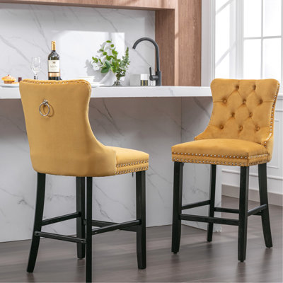 Chaises de bar de luxe en velours avec boutons décoratifs, pieds réglables - de 2 pieds dorés de style Mid-Century moderne, pieds en bois et finition dorée