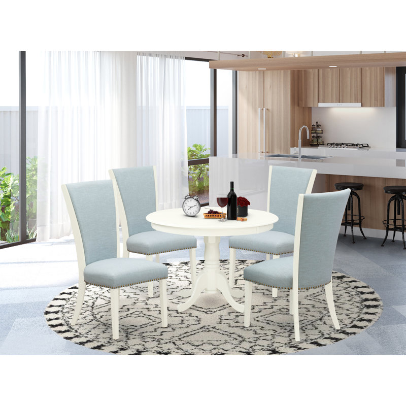 L'ensemble de salle à manger 5 pièces comprend une table de salle à manger ronde avec piédestal et 4 chaises rembourrées en tissu bleu lin, blanc lin