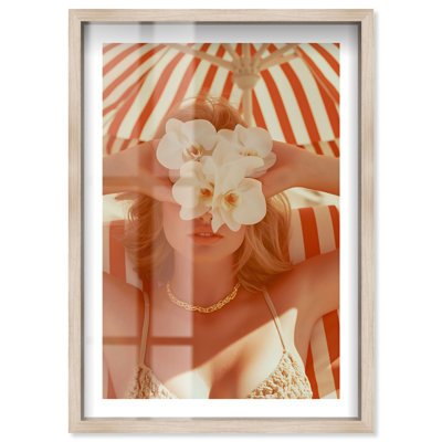 «Flower's Gentle Hold Shadowbox Print» par Notoriart