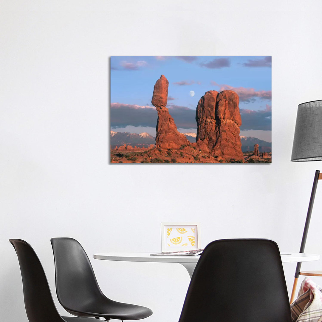 Mond über dem Balanced Rock, Arches National Park, Utah von Tim Fitzharris - Galerie-verpackte Leinwand Giclée