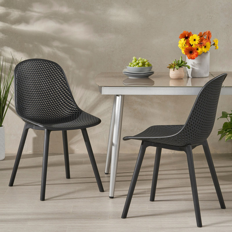 Chaise noire - Posey avec chaise Posey, motif à mailles losangées résistant aux intempéries