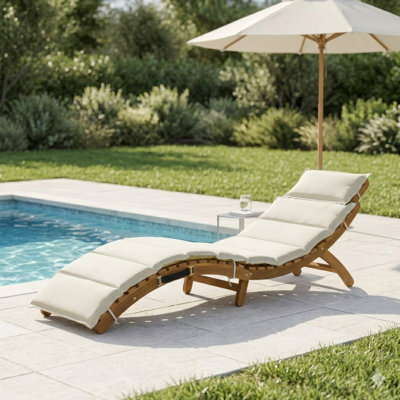  Chaise longue d'extérieur Furniture - Chaise de patio pliante en bois d'eucalyptus avec coussin épais et design incurvé - Mobilier d'extérieur moderne pour patio, porche, terrasse ou bord de piscine (brun / crème)