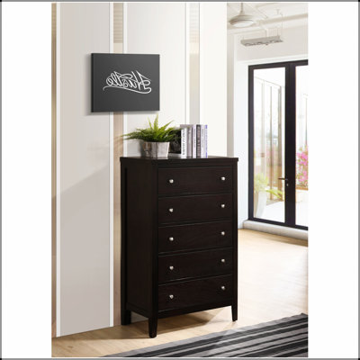 Commode brune à 5 tiroirs Payton avec rangement spacieux et design moderne, parfaite pour une vie organisée et élégante.